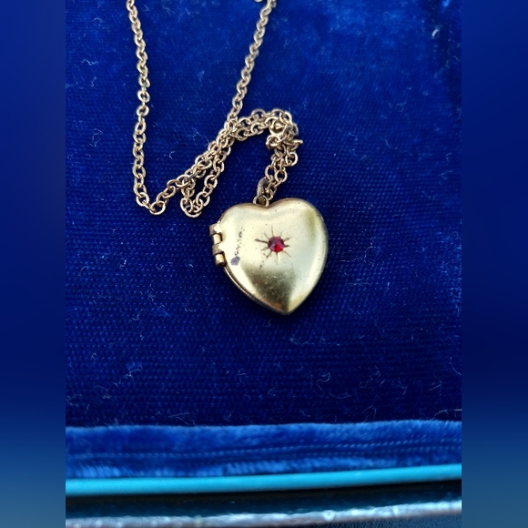 Vintage Gold Toned Heart Shaped Locket, Red Jewel Accent - Picture 3 of 7